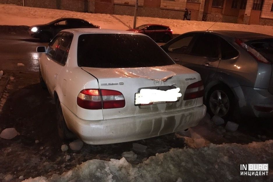  екатеринбурге продолжается ледовое побоище глыба рухнула очередную иномарку 