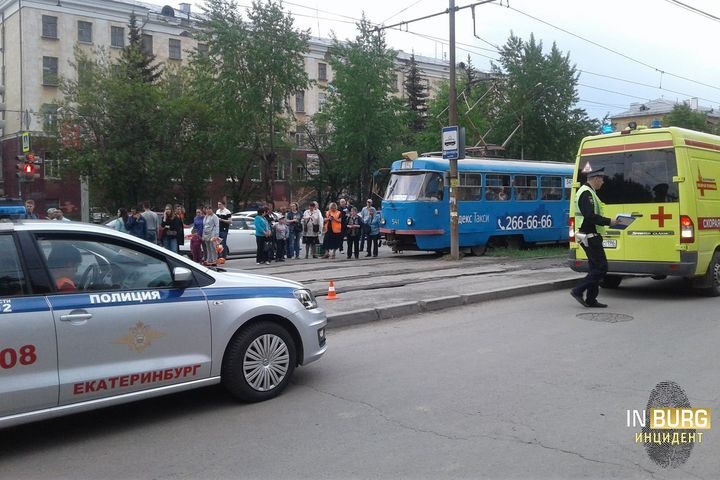  юные екатеринбурженки свалились колбасы трамвая колеса 