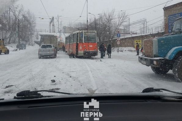  перми трамвай сошел заснеженных рельсов 
