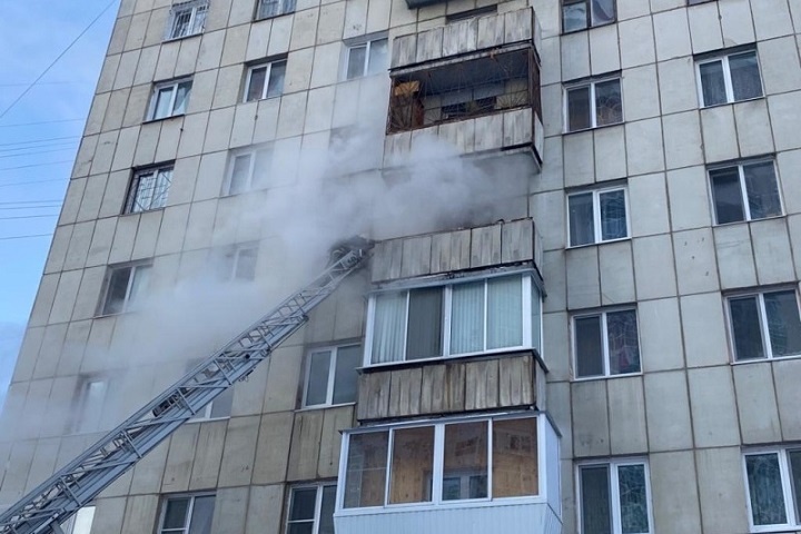 В Екатеринбурге при пожаре в многоэтажке погиб человек