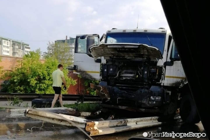  лишившаяся колеса фура затруднила движение юге екатеринбурга 