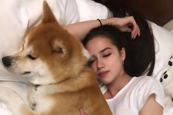  загитова подержала лапу самую известную собаку мира 