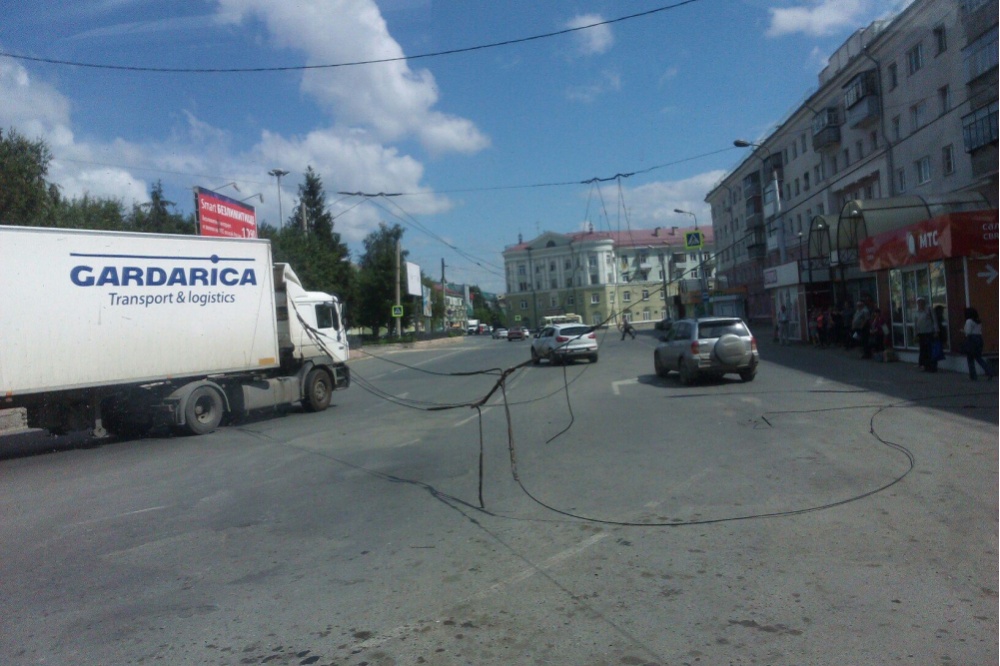  кургане фура запуталась троллейбусных проводах 