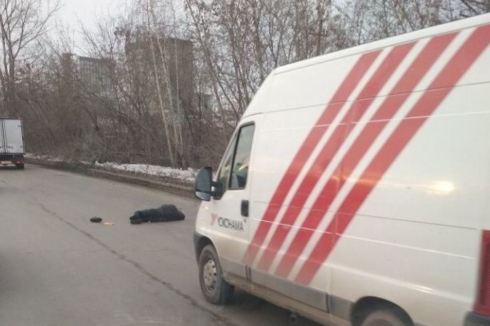  екатеринбуржец попал колеса фургона 