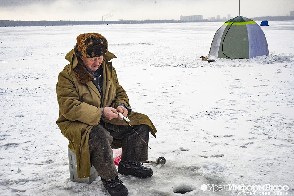  уральском озере рыбаков унесло льдине 