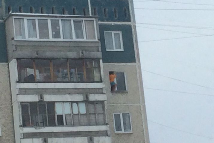  опасные маневры екатеринбурге школьник вылез окно этажа 