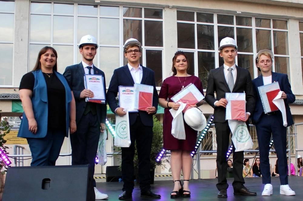  выпускникам углту вручили стипендии депутата зяблицева 