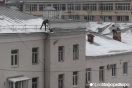Неожиданный снегопад в Екатеринбурге загнал людей на крыши