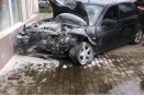 В Челябинске Priora вылетела на тротуар и врезалась в дом (ВИДЕО)
