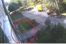 В Ленобласти рабочие поймали выпавшего из окна ребенка (ВИДЕО)