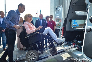 Довезет вместе с коляской: в Свердловской области появилось такси для инвалидов