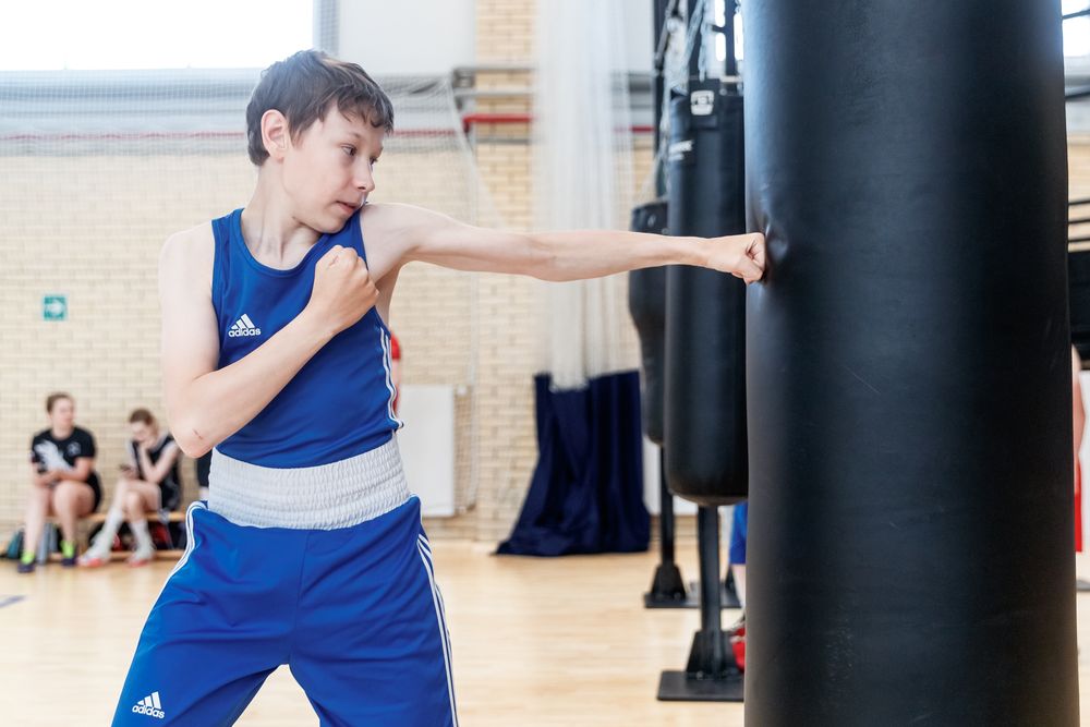 Олимпийский чемпион дал мастер-класс юным боксерам Карабаша