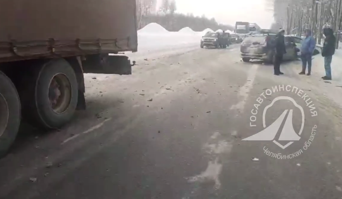 Шесть машин столкнулись на трассе в Челябинской области