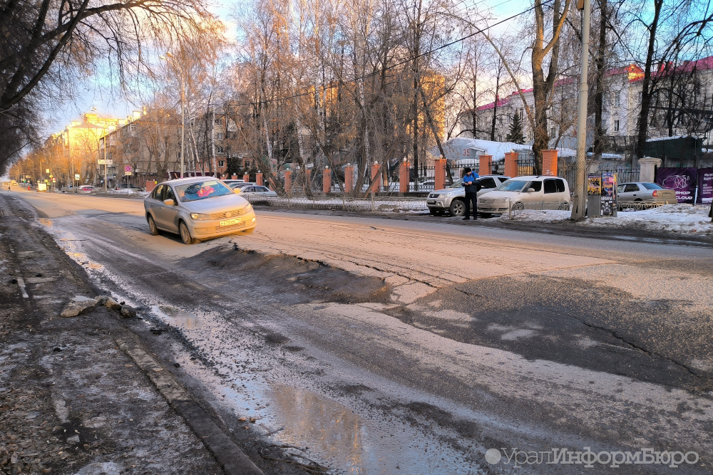 В Екатеринбурге вновь образовалась яма на 