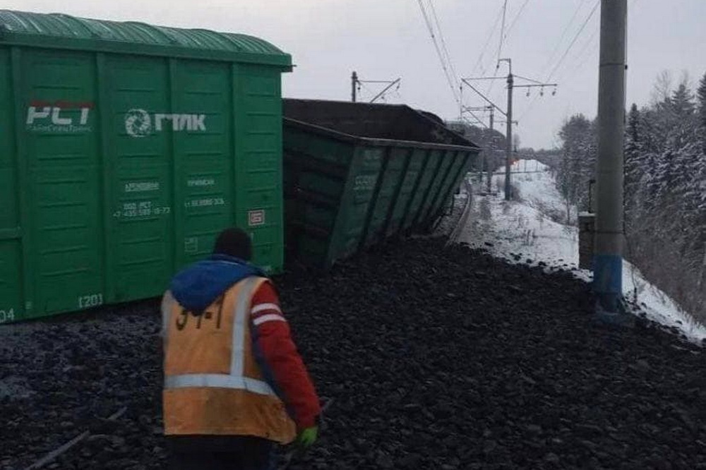 Остановлено движение поездов. Сход поезда в Пермском крае. Сход станция Соликамск 2022 ЖД вагона. Талдан сход вагонов.