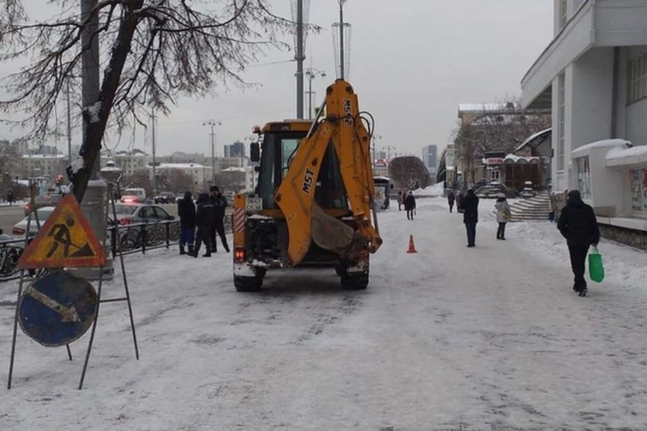 Снегоуборочная машина сбила пешехода в центре Екатеринбурга