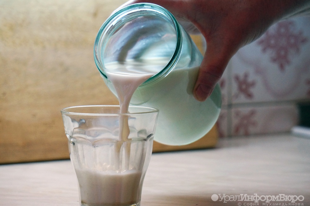 Добавление воды в молоко. Добавление воды в молоко. Неразбавленное молоко. Молоко разбавленное водой. Небольшое количество молока разбавьте водой.