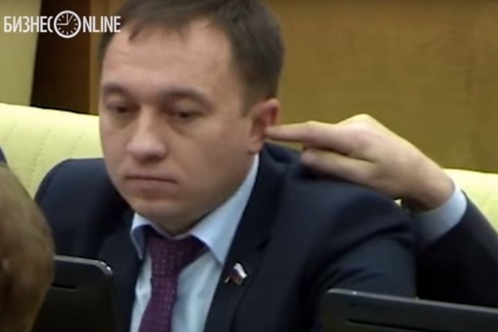 Обсуждали Бюджетный кодекс: депутат Госдумы засунул палец в ухо коллеге
