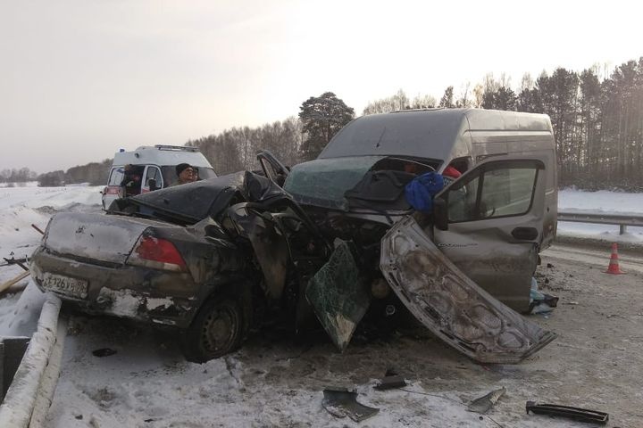 Микроавтобус с пассажирами попал в ДТП на Пермском тракте - 8 пострадавших 