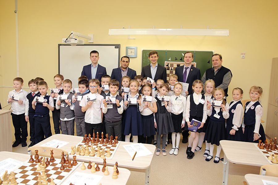 Гроссмейстер Сергей Карякин дал урок салдинским первоклассникам