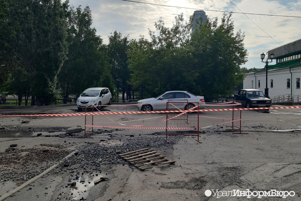 Коммунальное ЧП в Екатеринбурге – дыра в асфальте и щебень на десятки метров вокруг