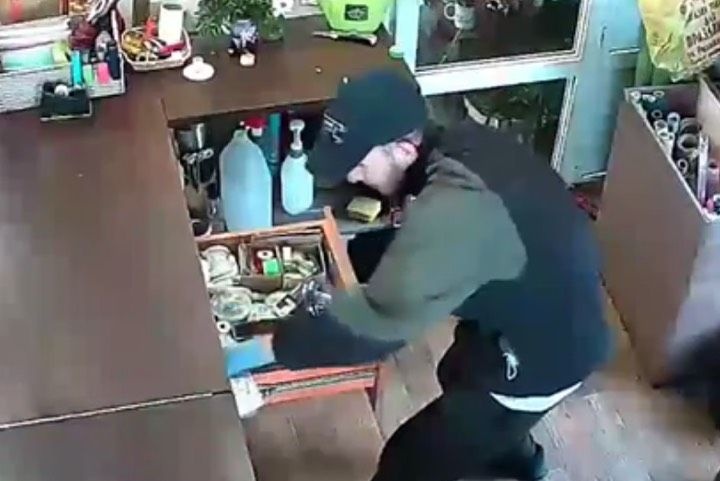 В Челябинске разыскивают грабителя цветочного магазина