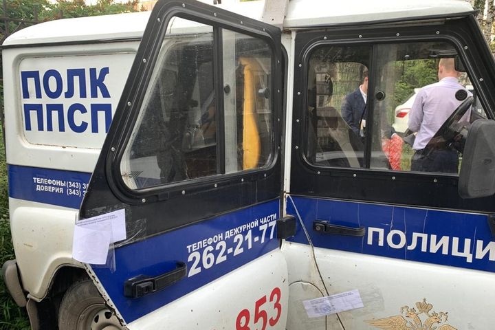 Прямо в служебной машине. В Екатеринбурге трех полицейских обвинили в изнасиловании 
