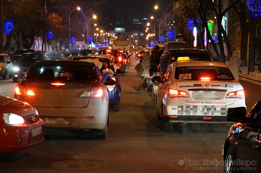 Снегопад усадил автомобилистов Екатеринбурга в пробки