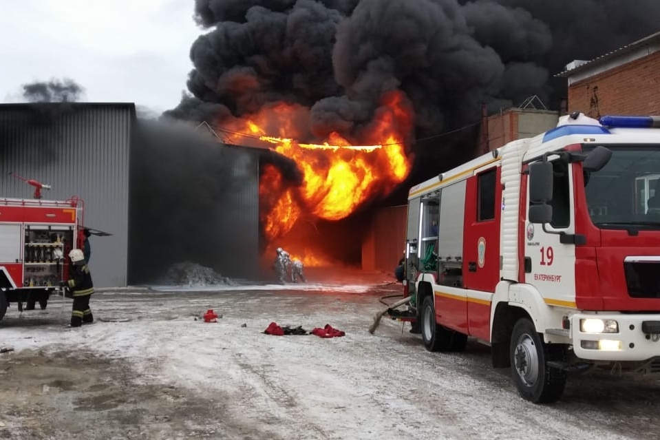 Пожар на заводе в Екатеринбурге разрастается