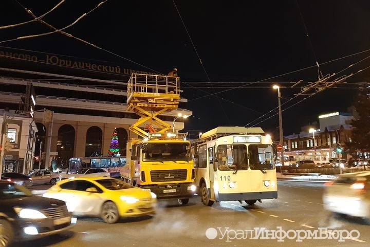 Троллейбус перегородил движение в центре Екатеринбурга 