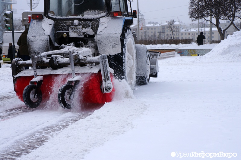 Сотни машин борются с последствиями снегопада в Свердловской области