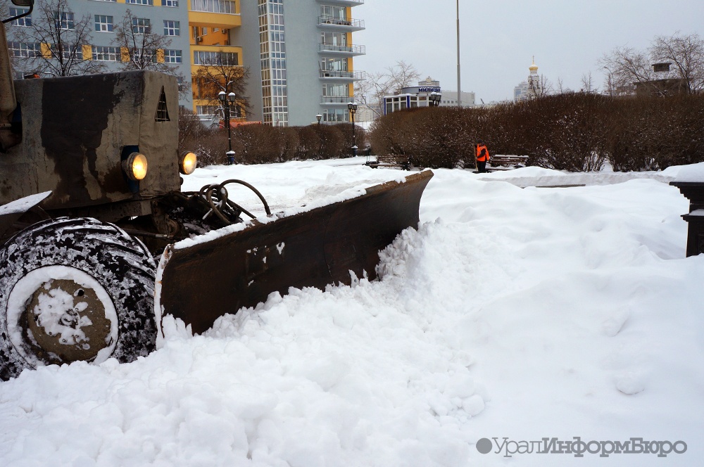 Мэру Екатеринбурга пригрозили прокуратурой из-за уборки снега