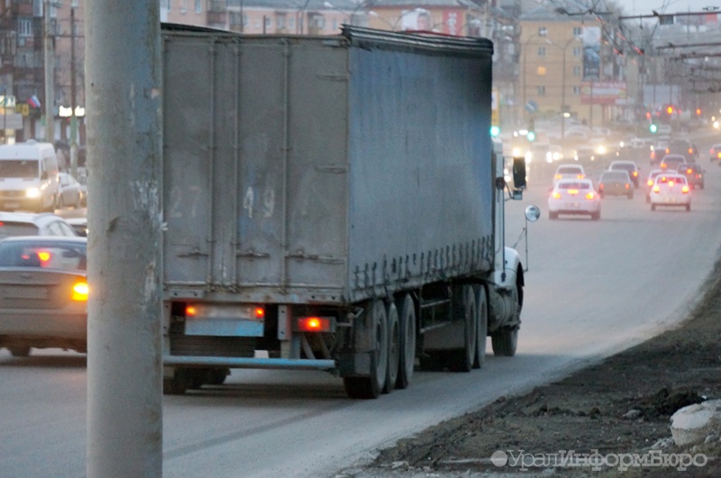 В Челябинске водитель раздавил грузовиком мужчину, бросившего ему в стекло бутылку