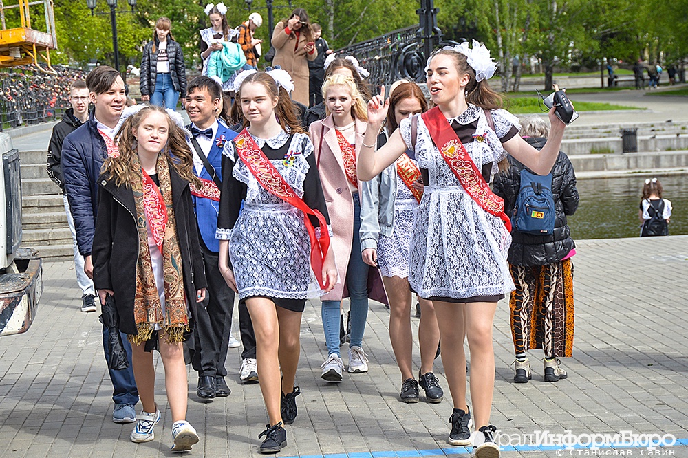 Последние звонки прозвенят в школах Екатеринбурга 20 мая