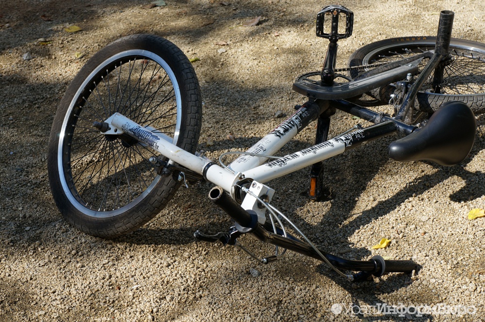 Под Екатеринбургом иномарка сбила двух подростков на велосипедах