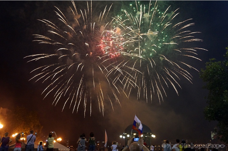 Небо над Екатеринбургом в день парада Победы озарит тройной салют