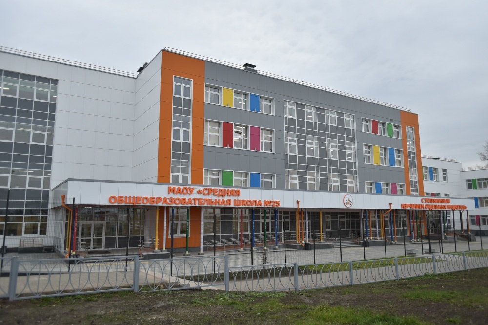 Евгению Куйвашеву показали реконструированную школу-гигант в Верхней Пышме