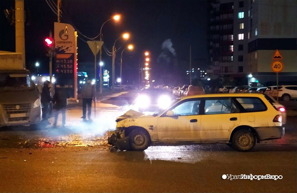 В Екатеринбурге ГАЗель после аварии выбросило на оживленный тротуар