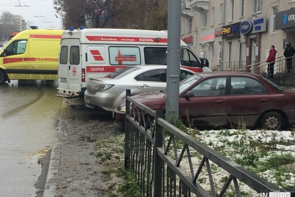 Появились кадры ограбления банка в Екатеринбурге – там был застрелен посетитель