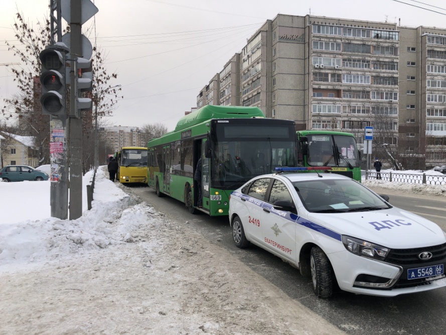 В ДТП с автобусами в Екатеринбурге пострадали дети