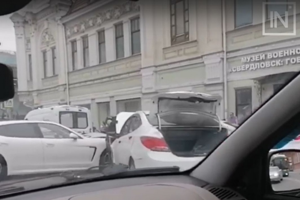 В центре Екатеринбурга столкнулись несколько машин