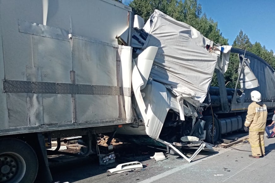В столкновении четырех грузовиков на Среднем Урале погиб дальнобойщик