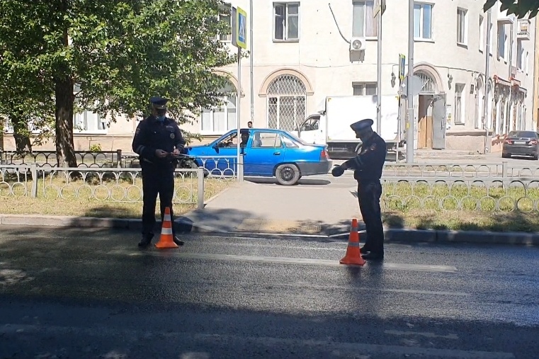 В Екатеринбурге Audi Q7 сбил школьницу на самокате на "зебре"