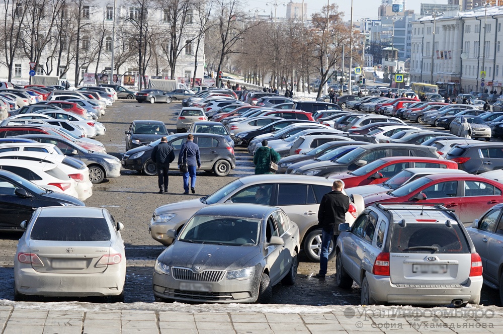 Парковку на площади 1905 года в Екатеринбурге закроют ради 