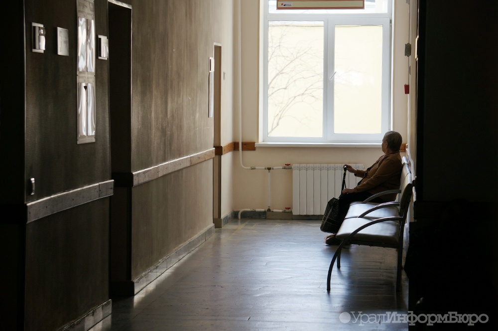 Поликлинику в Екатеринбурге заставили обследовать переболевшую COVID-19 пенсионерку