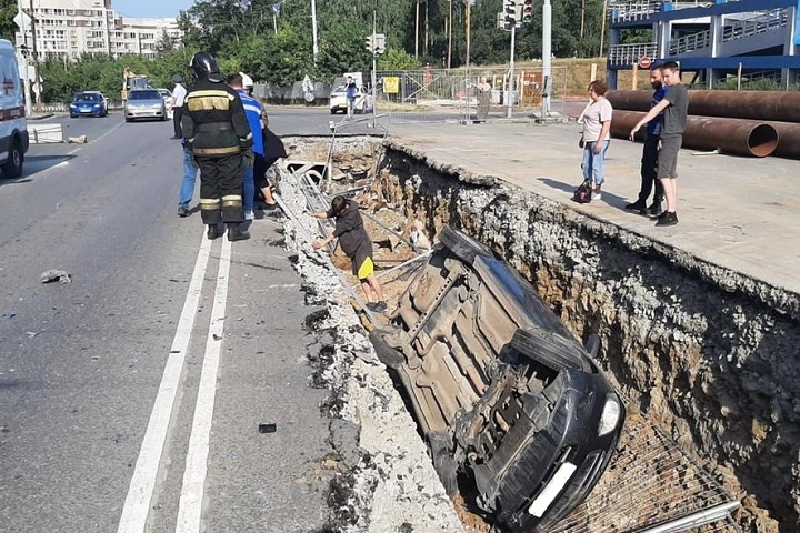 В Екатеринбурге иномарка упала в строительную траншею