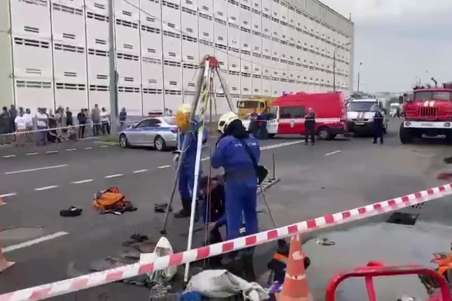 В Москве назвали причину происшествия с рабочими в коллекторе