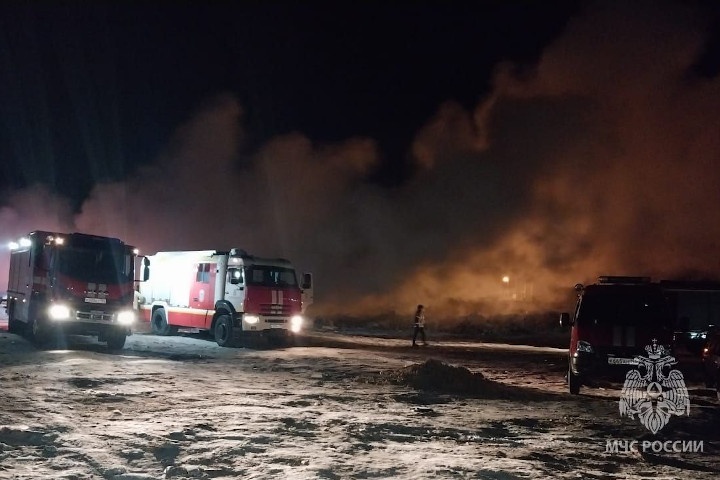 В Екатеринбурге загорелась нелегальная свалка на Химмаше