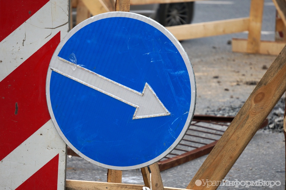 На трассе в Свердловской области перевернулась бетономешалка – движение ограничено