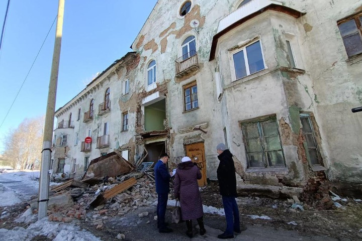 Власти подтвердили, что стену дома в Серове разрушил упавший с крыши лед